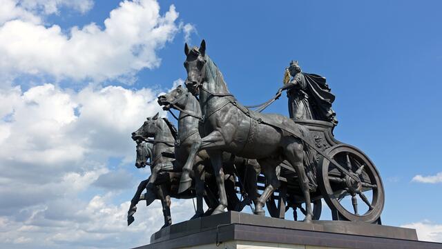 Die Quadriga ist ca. 9,20 Meter hoch, 7,50 Meter breit und 9,50 Meter lang. Die Brunonia ist 5,30 Meter hoch. Die Skulpturengruppe wiegt zusammen mit dem nachträglich eingebauten Edelstahlskelett zur Aufnahme der Windlasten etwa 25,8 Tonnen. Foto: Helmut Kuzina
