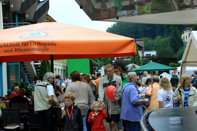 Trotz dunkler Wolken füllte es sich schnell beim traditionellen Sommerfest