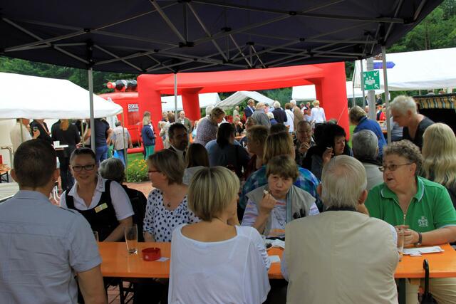 Blick zu den zahlreichen Gästen
