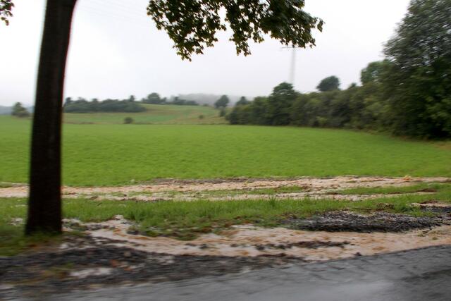 Auch das Niederschlagswasser der B 243n aus dem Bereich des Winkeltales gelangt in den Barbiser Bach. Fotos nach einem Regenguss am 5. August um 8.30 Uhr.