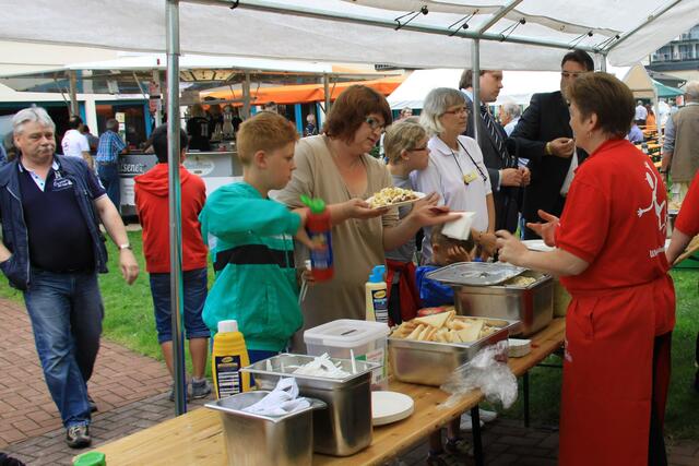 Mit allerlei Köstlichkeiten verwöhnten die Klinikmitarbeiter die Gäste.
