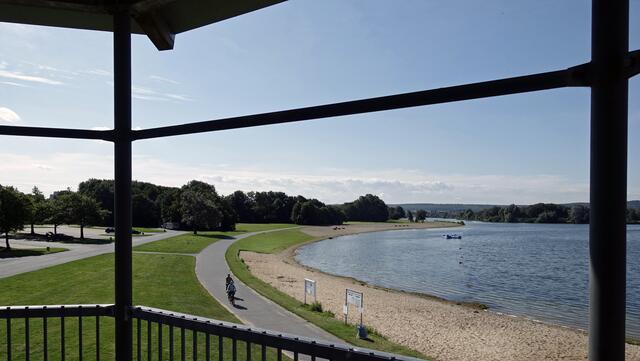 Vom kleinen Aussichtsturm am Nordufer reicht die Sicht über den See und die Insel bis zu dem über 300 m hohen Salzgitter-Höhenzug am Horizont. Ein Teil des Uferbereichs ist als Badestrand ausgewiesen. Foto: Helmut Kuzina
