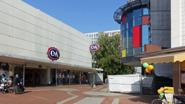 Die markanten Farben Rot, Gelb und Orange richten die Aufmerksamkeit auf das neue Zentrum. Foto: Helmut Kuzina