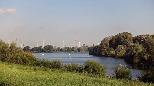 Eine Fünf-Mast-Wasserskiseilbahn besteht am Westufer des Salzgittersees. Foto: Helmut Kuzina