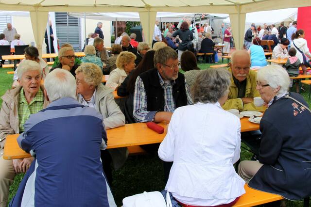 Trotz dunkler Wolken füllte es sich schnell beim traditionellen Sommerfest