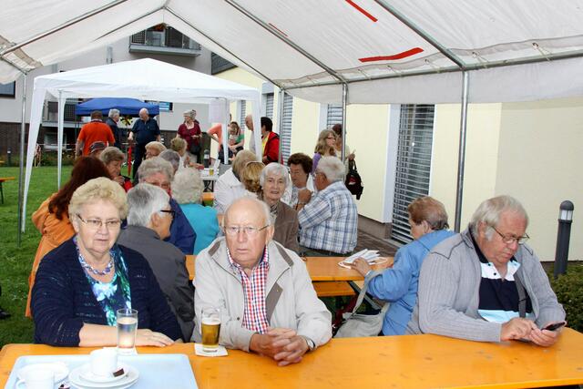 Blick zu den zahlreichen Gästen