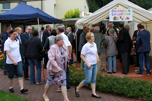 Trotz dunkler Wolken füllte es sich schnell beim traditionellen Sommerfest