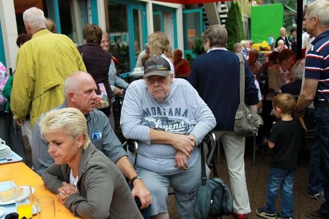 Blick zu den zahlreichen Gästen