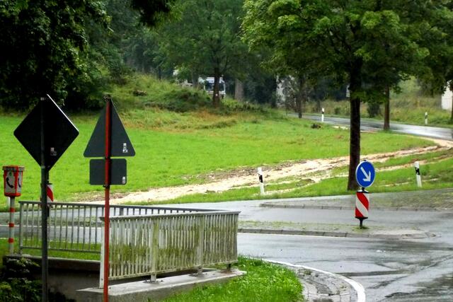 Auch das Niederschlagswasser der B 243n aus dem Bereich des Winkeltales gelangt in den Barbiser Bach. Fotos nach einem Regenguss am 5. August um 8.30 Uhr.