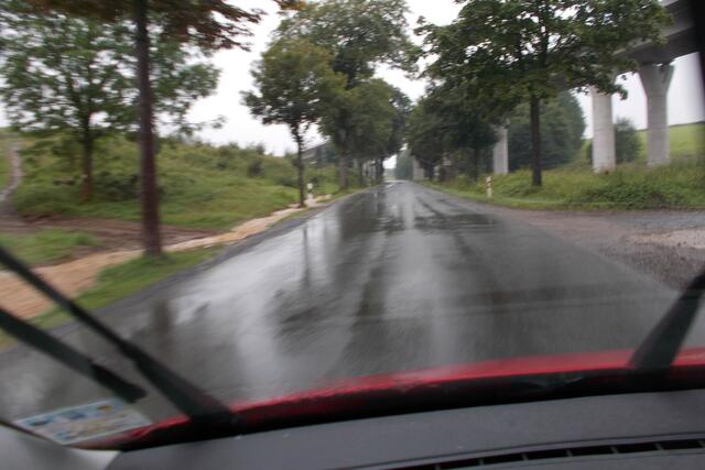 Auch das Niederschlagswasser der B 243n aus dem Bereich des Winkeltales gelangt in den Barbiser Bach. Fotos nach einem Regenguss am 5. August um 8.30 Uhr.