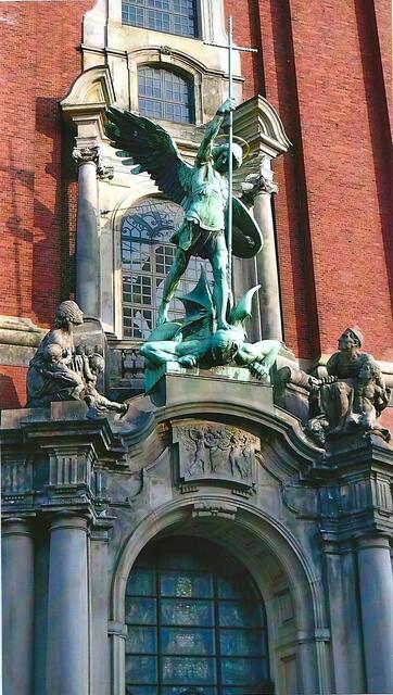 Erzengel Michael vor dem Hauptportal