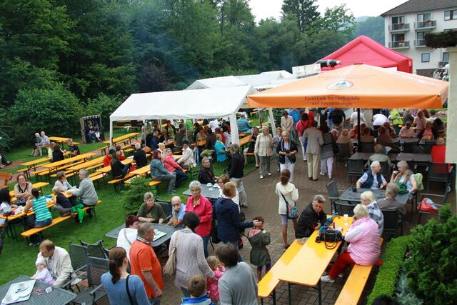 Trotz dunkler Wolken füllte es sich schnell beim traditionellen Sommerfest