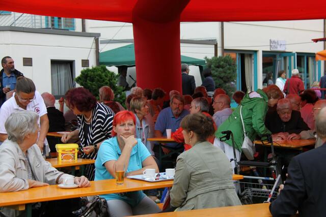 Blick zu den zahlreichen Gästen