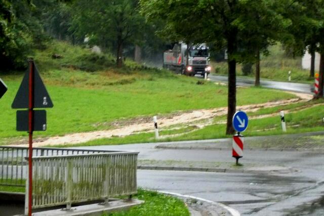 Auch das Niederschlagswasser der B 243n aus dem Bereich des Winkeltales gelangt in den Barbiser Bach. Fotos nach einem Regenguss am 5. August um 8.30 Uhr.