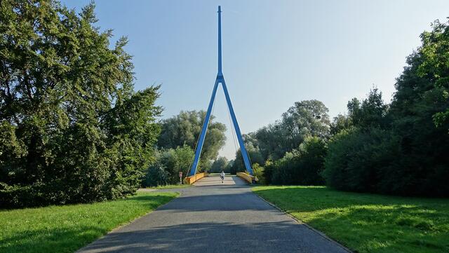 Auf der Insel des Sees, zu der eine Brücke führt, werden zahlreiche Kunstwerke präsentiert. Foto: Helmut Kuzina