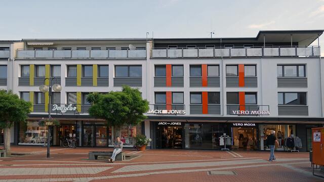 Neue Farben kennzeichnen die Gebäude am Stadtmonument. Foto: Helmut Kuzina