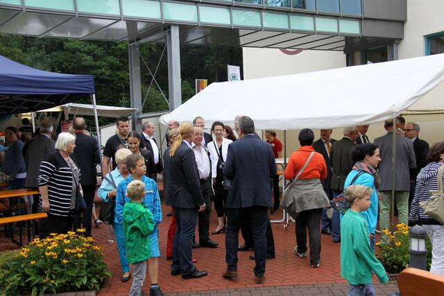 Trotz dunkler Wolken füllte es sich schnell beim traditionellen Sommerfest