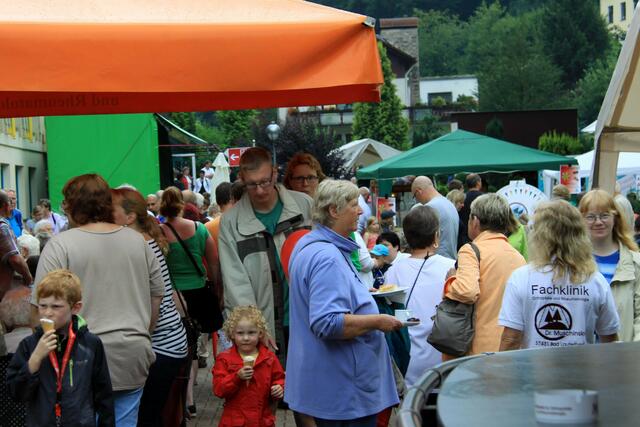 Blick zu den zahlreichen Gästen