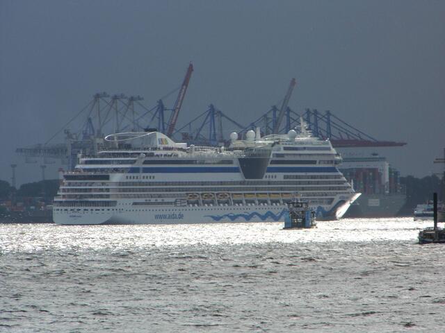 "AIDA STELLA" verabschiedet sich ------ aus dem Hamburger Hafen
