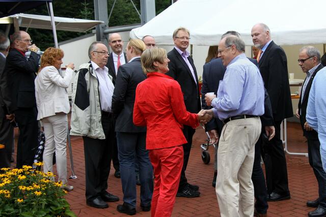 Viele Prominente besuchten auch in diesem Jahr das Fest. Rechts im Bild der ehemalige Bundestagsabgeordnete Hartwig Fischer der die Muschnsky-Sommerfeste von Anfang an besuchte im Gespräch mit anderen Gästen.