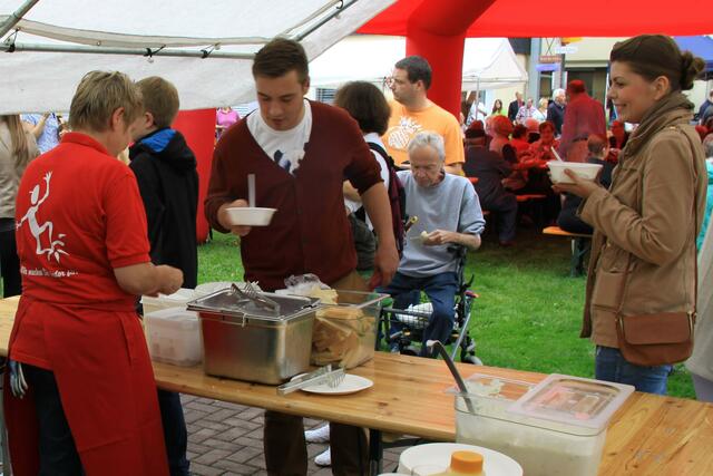 Mit allerlei Köstlichkeiten verwöhnten die Klinikmitarbeiter die Gäste.