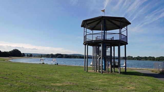 An der Reppnerschen Bucht befindet sich neben dem Parkplatz Nord der Aussichtsturm. Foto: Helmut Kuzina