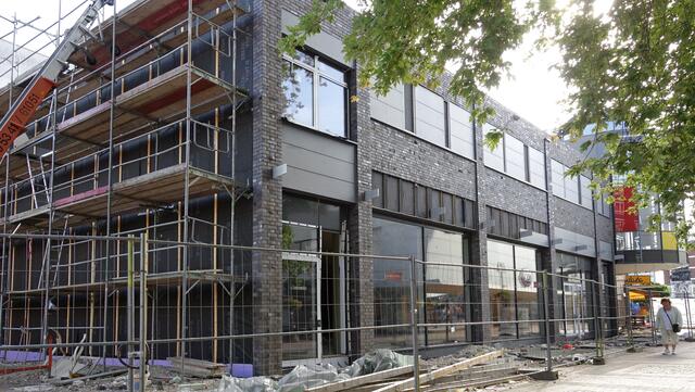 Von der Fußgängerzone aus gesehen: Bauprojekt A1 in der Lebenstedter Innenstadt. Foto: Helmut Kuzina
