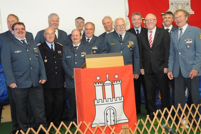 v.l.n.r.:Thomas Reinert Zugführer (CLZ), Erich Koch Schirrmeister (CLZ), Ottmar Niemann (Bezirksbrandmeister a.D.), Albrecht Broemme (Präsident des THW), Karl Spindeck (Vors. THW Helfervereinigung CLZ), Hans Fecke (stellvertr. Vors. THW-Helfervereinigung Bad Lauterberg), Ralf Hoffmann (THW-Ortsbeauftragte Bad Lauterberg), Dirk Töpperwien (THW-Orts-und Kreisbeauftragte a.D.), der geehrte Bernd Balzer, Karl-Heinz Banse (Regierungsbrandmeister und Präsident des LFV Niedersachsen), Walter Lampe (Samtgemeindebür | Foto: THW Hamburg-Altona