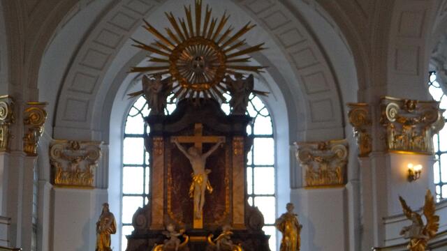 Kruzifix über dem Altar von St. Michaelis