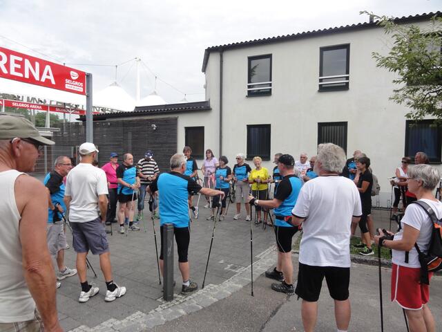 zu Beginn der Nordic-Walking Tour über den Müllberg wurden die über 40 Teilnehmer von Abteilungsleiter der Abteilung Alpin des TSV Gersthofen, Ernst Winter begrüßt.