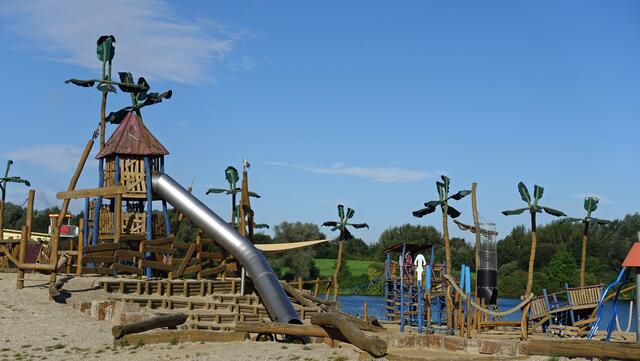 Den kleineren Besuchern bietet der attraktive Piratenspielplatz ein besonderes Erlebnis. Eine Röhrenrutsche mit einer Länge von 11 m und einer Höhe von 5,50 m ist das gefragte Spielgerät. Foto: Helmut Kuzina