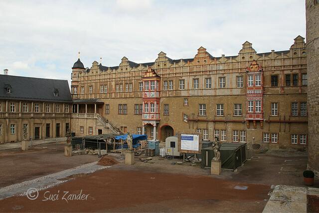das ganze Schloss wir gerade saniert drum sind die Bilder nicht so schön