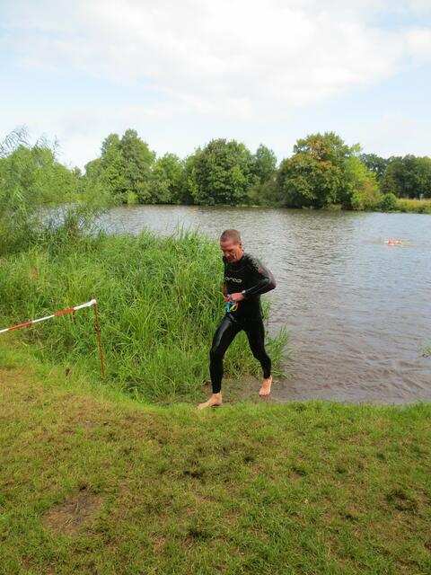 Europameister Raimund Schultz (SC Langenhagen) steigt als einer der schnellsten Schwimmer der 1. Startgruppe aus der kalten Aller.