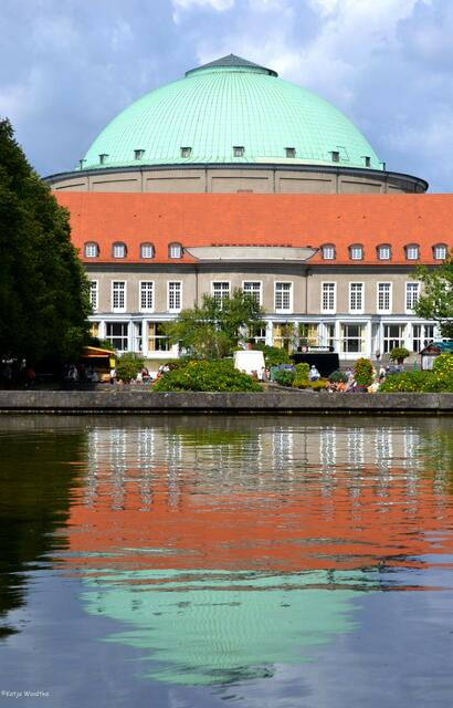 100 Jahre Stadtpark Hannover: Die mächtige Kuppel des Kuppelsaales spiegelt sich in den Wasserbecken des Stadtparks (Foto: Katja Woidtke)