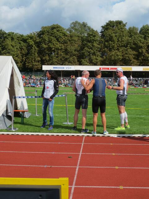 Die Triathleten beglückwünschen sich im Ziel gegenseitig.