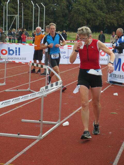 Susanne nimmt noch mal ein Schluck mit auf die Laufstrecke.