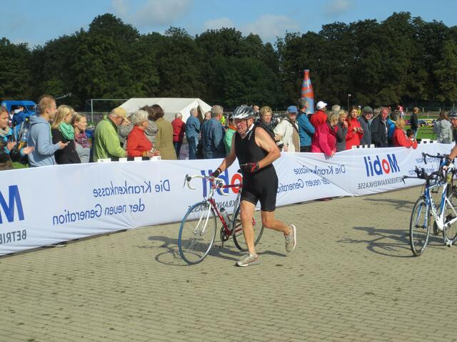 Oldie Hartmut Pelikan hat jetzt die 27 km Rad vor sich.