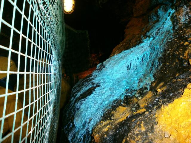 Sehr beeindruckend ist die die reiche und farbige Mineralisation der Grube Die Hauptmineralien sind Fluorit, Quarz und Kalzit.