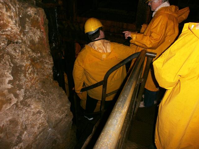 In die Grube einfahren ist keineswegs gefahren, sondern es geht zu Fuß im Hauptschacht über mehr als 80 Treppen bis in 40 Meter Tiefe zur 2. Sohle. Ohje, die müssen wir alle wieder rauf! Die Grube ist noch viel tiefer, allerdings überflutet.