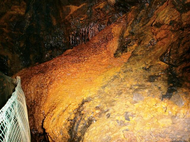 Sehr beeindruckend ist die die reiche und farbige Mineralisation der Grube Die Hauptmineralien sind Fluorit, Quarz und Kalzit.