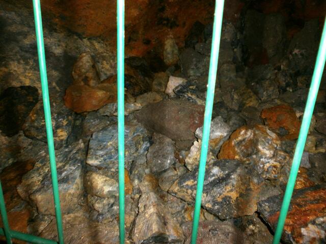 Sehr beeindruckend ist die die reiche und farbige Mineralisation der Grube Die Hauptmineralien sind Fluorit, Quarz und Kalzit.