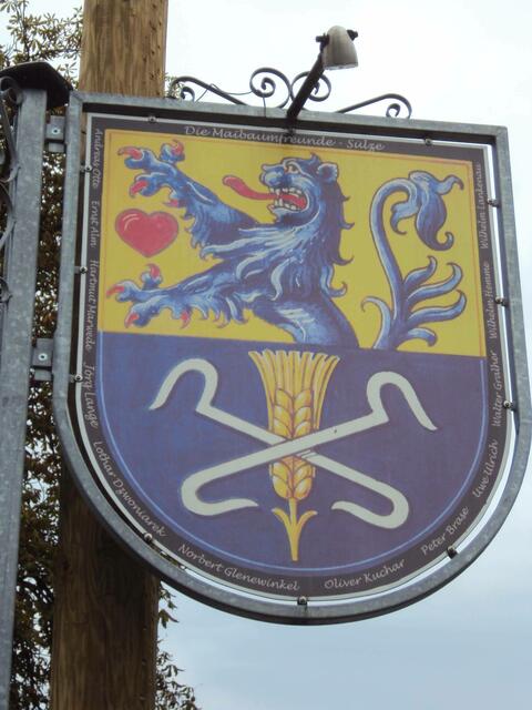 Das Sülzer Wappen zeigt neben dem welfischen Löwen auch die Salzhaken vor der Ähre: Hinweis auf Landwirtschaft und Salinenbetrieb.