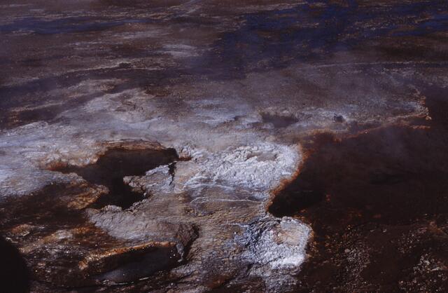 Quellen von El Tatio in glühenden Farben
