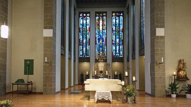 Am 16. Mai 1975 erhielt St. Michael durch Weihbischof Heinrich Pachowiak die Weihe (Konsekration). 1953 hatte die Kirche durch Bischof Joseph Godehard Machens eine Segnung (Benediktion) erhalten. Foto: Helmut Kuzina