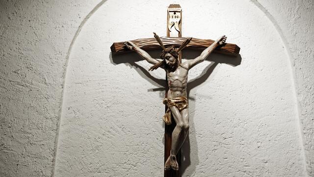 Kreuzdarstellung im Eingangsbereich von St. Michael. Foto: Helmut Kuzina
