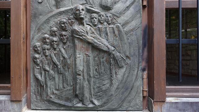 Eingangstür der Turmkapelle, Joseph Krautwald, 1975; Hinweis auf die Kirche St. Maximilian Kolbe (1977 eingeweiht). Foto: Helmut Kuzina