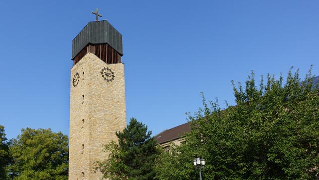 St. Michael, erbaut 1953, Glockenturm von 1983, fünf Bronzeglocken von 1983, Kirchturmuhr von 1998. Foto: Helmut Kuzina