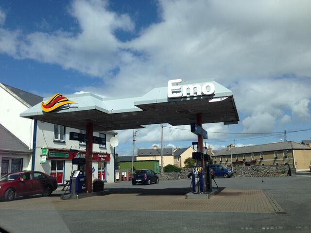 Bei der 3 . Emo Tankstelle hat mein Mann endlich angehalten, damit ich ein Foto machen konnte.