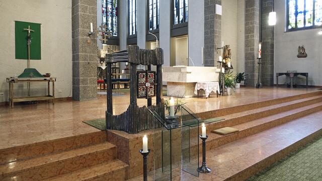 Für den Wortgottesdienst schuf der Künstler Claus Kilian 1975 den Ambo (Lesepult) anstelle der Hochkanzel. Rechts neben dem Ambo der Altar aus Donaumuschelkalk (Claus Kilian, 1975). Foto: Helmut Kuzina