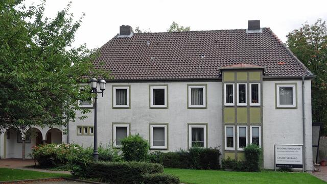 Das Pfarrhaus von St. Michael stammt aus dem Jahr 1955. Im Gebäude ist jetzt die Rendantur (kirchliche Abrechnungsstelle) untergebracht. Foto: Helmut Kuzina